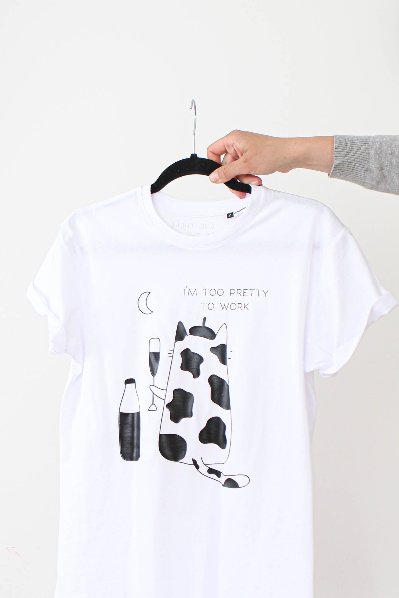 Damen "Too pretty to work" T-shirt von Schwarze Giraffe