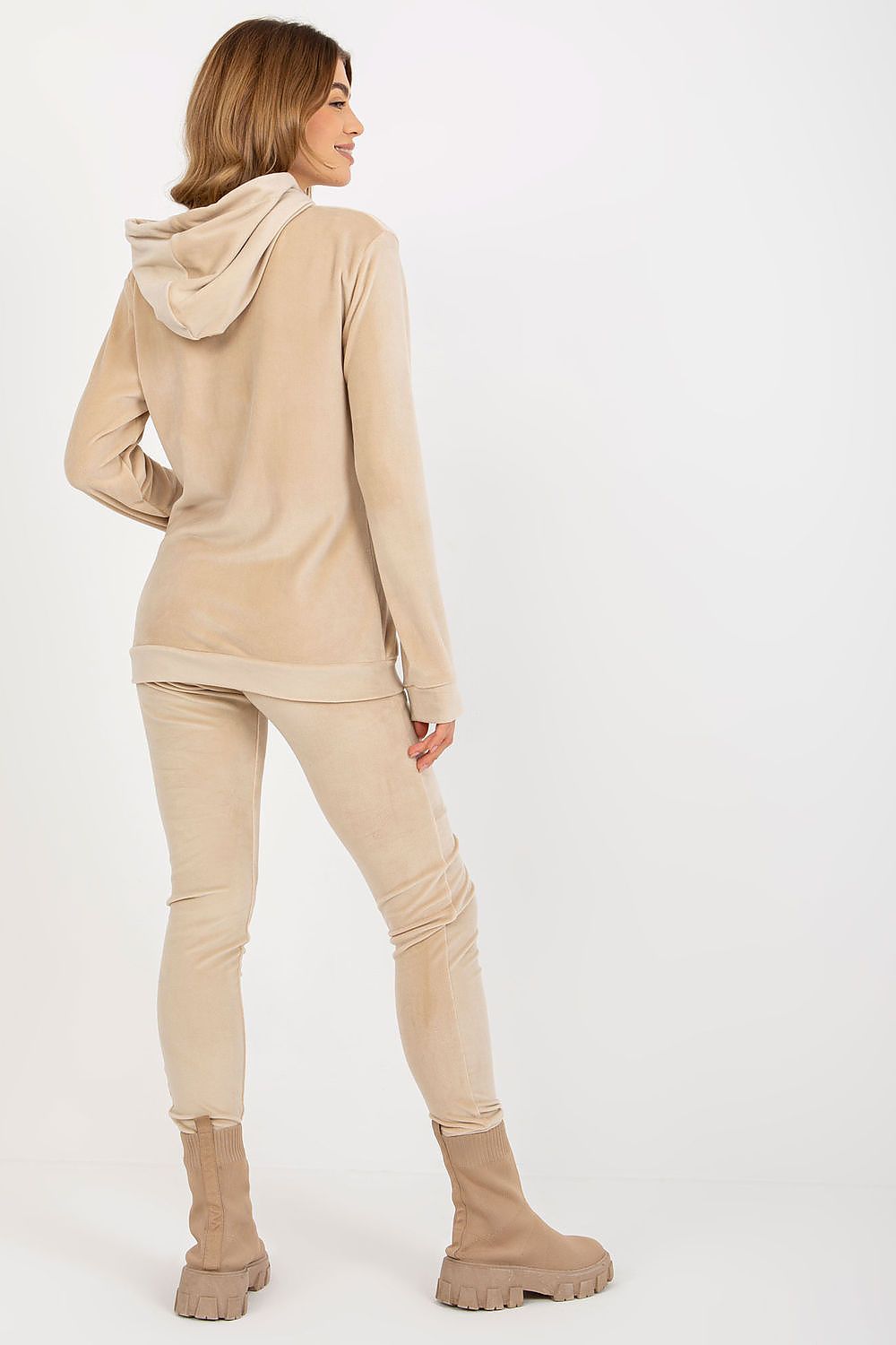 Damen Velour Anzug mit Kapuze Set von Relevance beige Rückseite