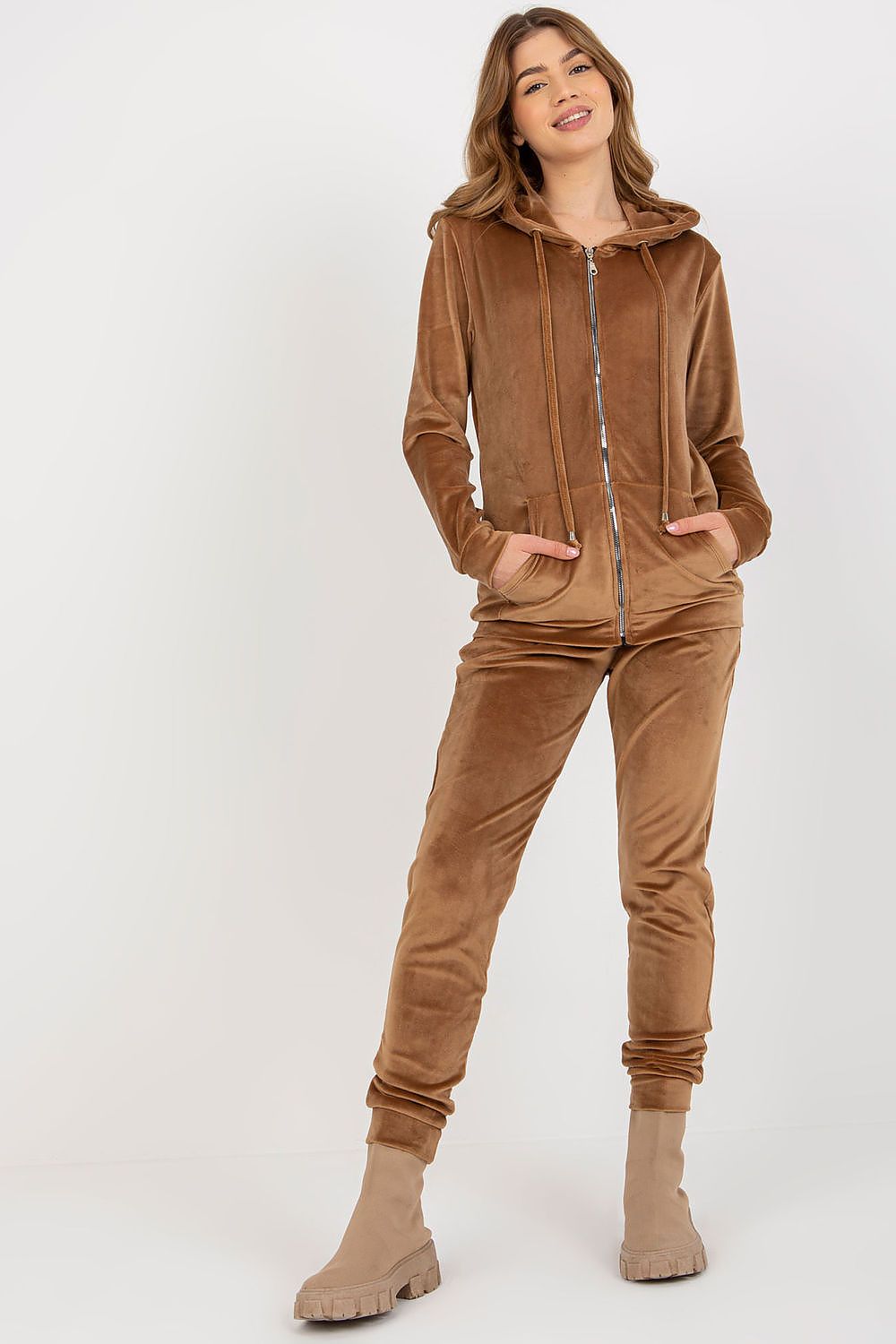Damen Velour Anzug mit Kapuze Set von Relevance braun