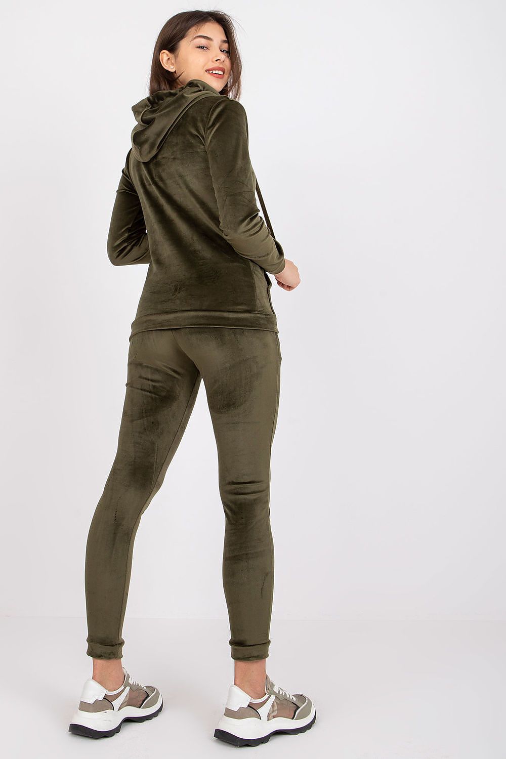 Damen Velour Anzug mit Kapuze Set von Relevance grün Rückseite