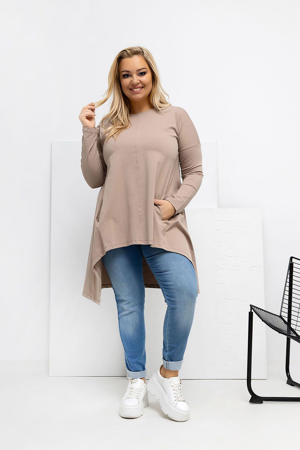 Damen asymmetrische Plus-Size Tunika mit Seitentaschen von Relevance beige Vorderansicht