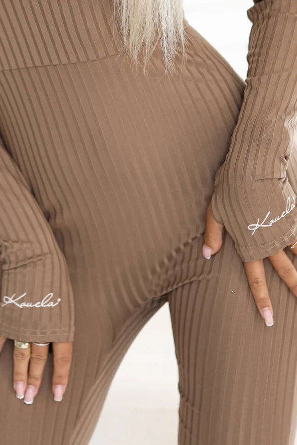 Damen gestreifter Jumpsuit, V-Ausschnitt, lange Ärmel mit Daumenloch von Numoco beige Ausschnitt