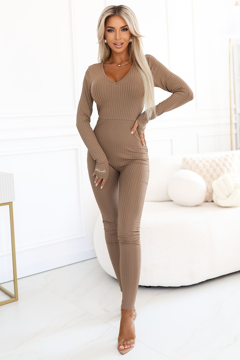 Damen gestreifter Jumpsuit, V-Ausschnitt, lange Ärmel mit Daumenloch von Numoco beige