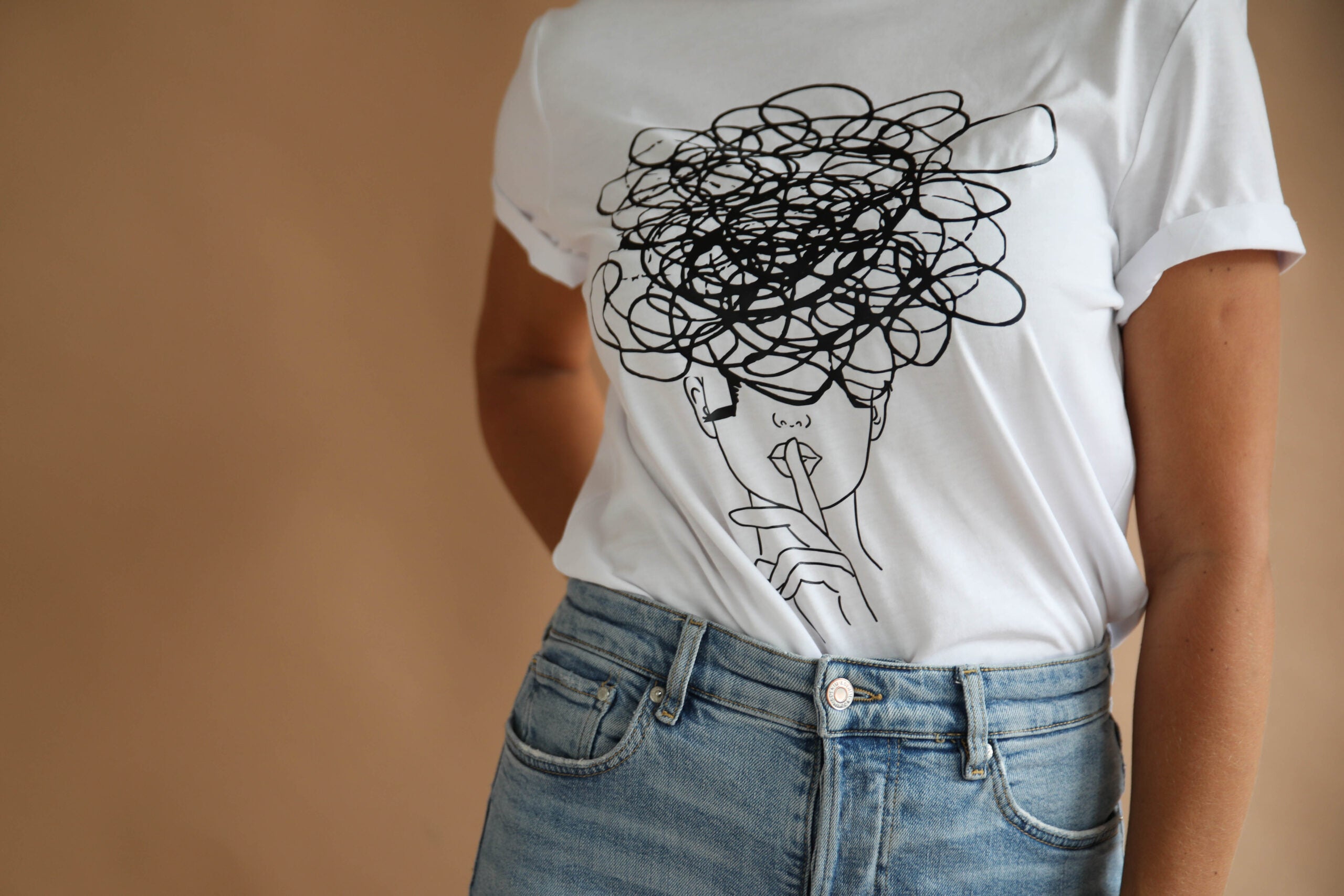 Damen "Šššhhh!" T-Shirt weiß von Schwarze Giraffe