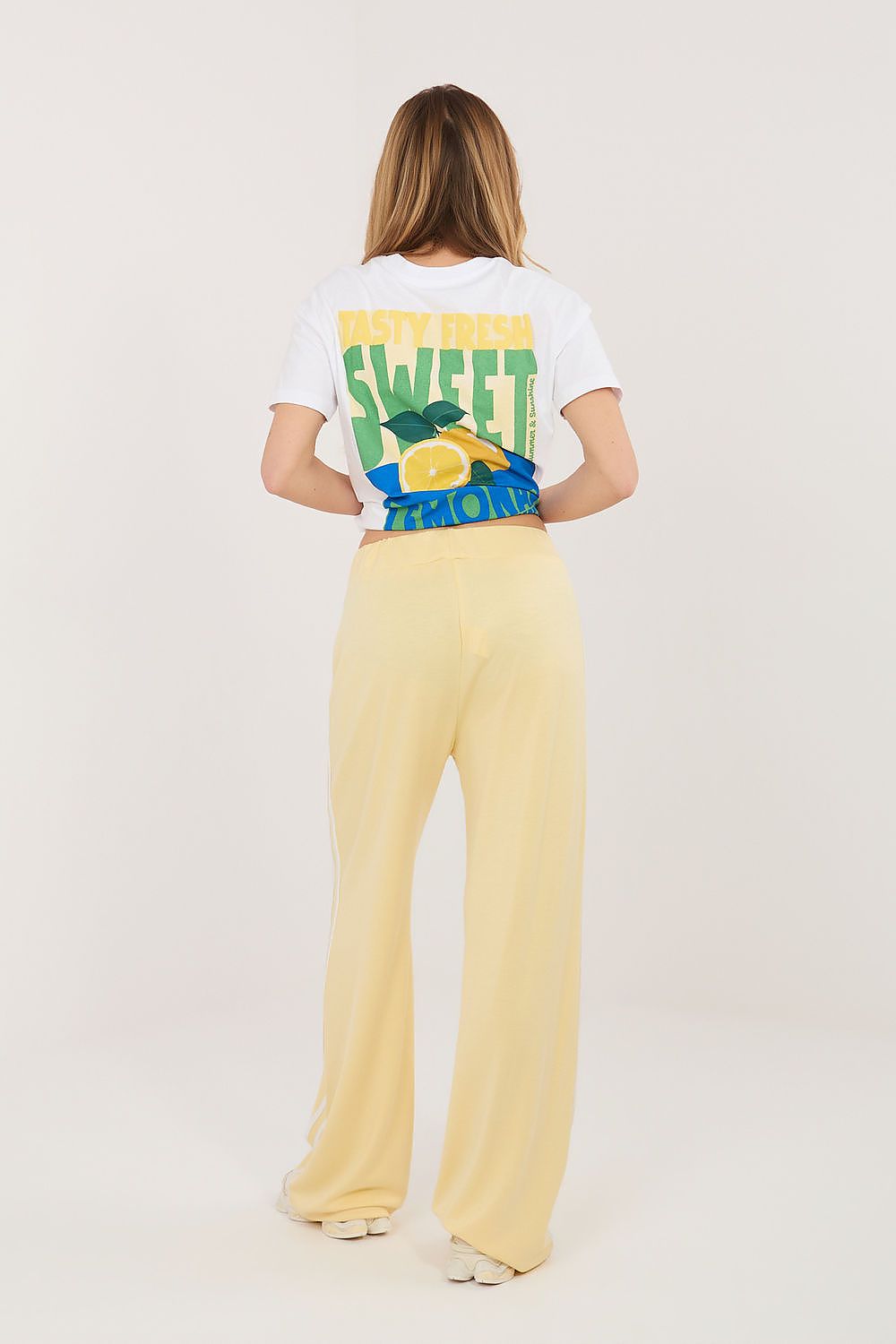 Damen lässige sportliche Hose von Relevance gelb Rückseite
