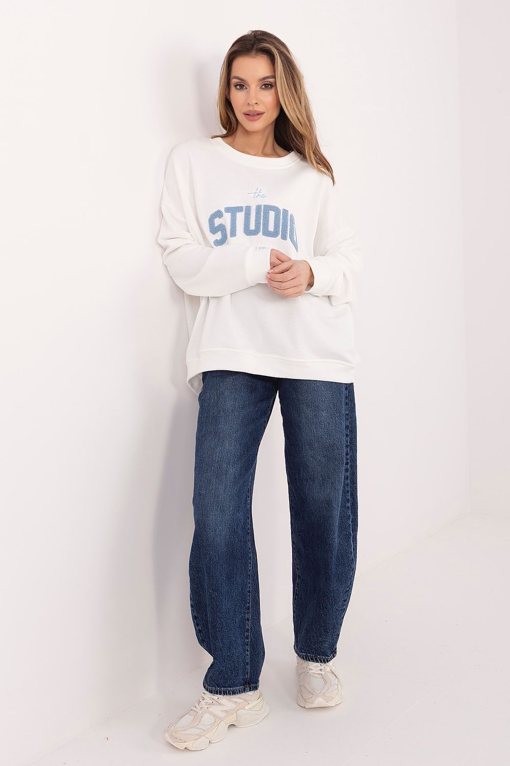 Damen lässiges Oversize Sweatershirt "Studio" von Relevance weiß Vorderseite 