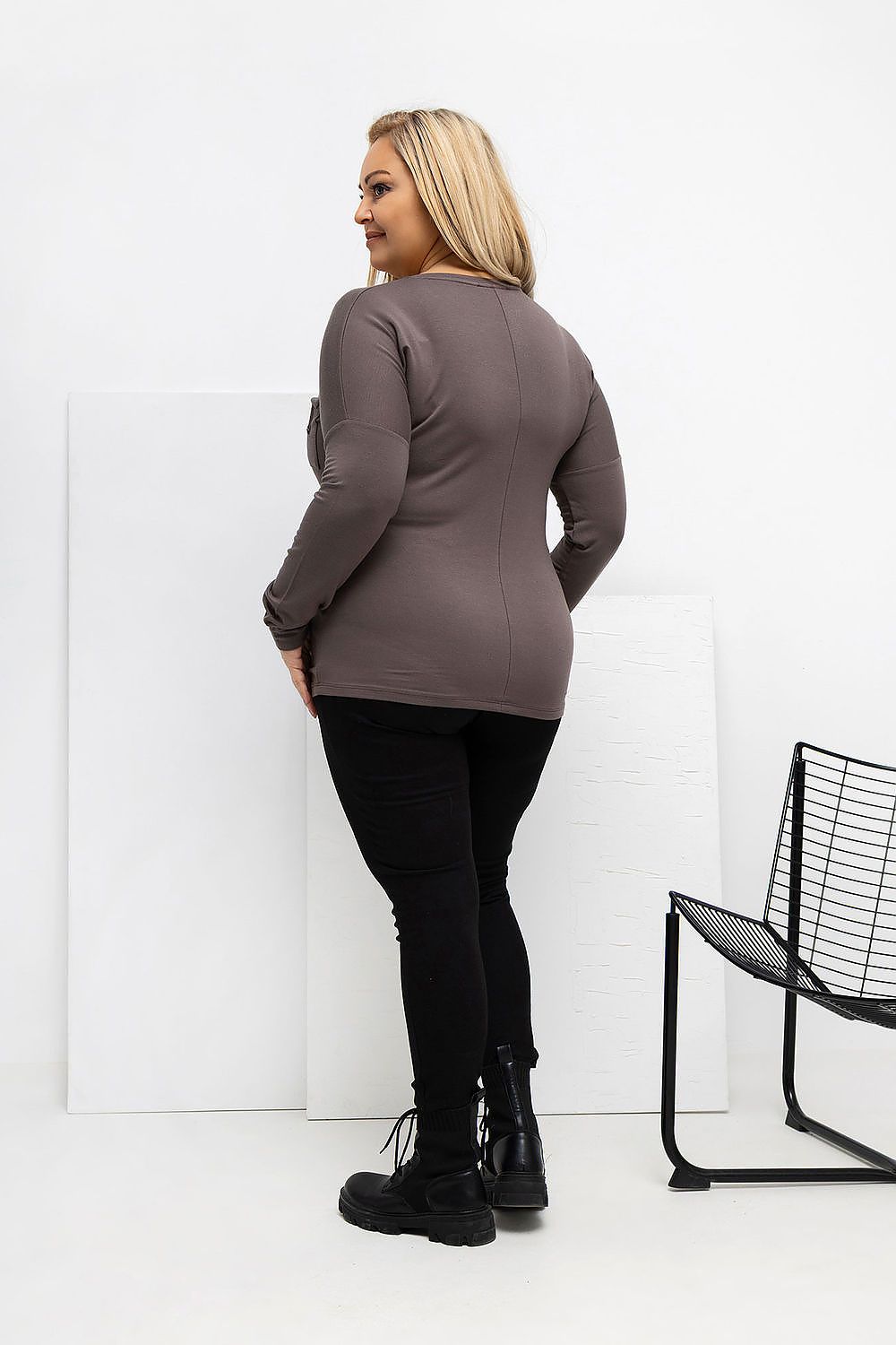 Damen langarm Plus-Size Shirt mit V-Ausschnitt von Relevance braun Rückseite