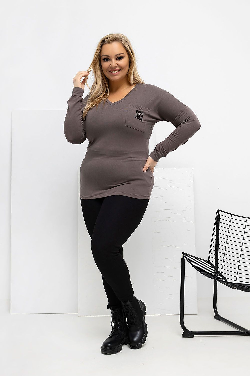 Damen langarm Plus-Size Shirt mit V-Ausschnitt von Relevance braun Vorderseite