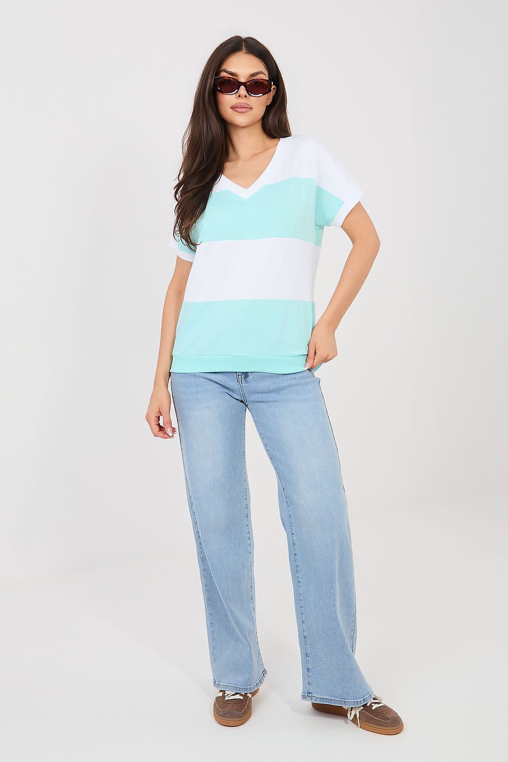 Damen streifen Shirt mit V-Ausschnitt von Relevance grün Vorderseite