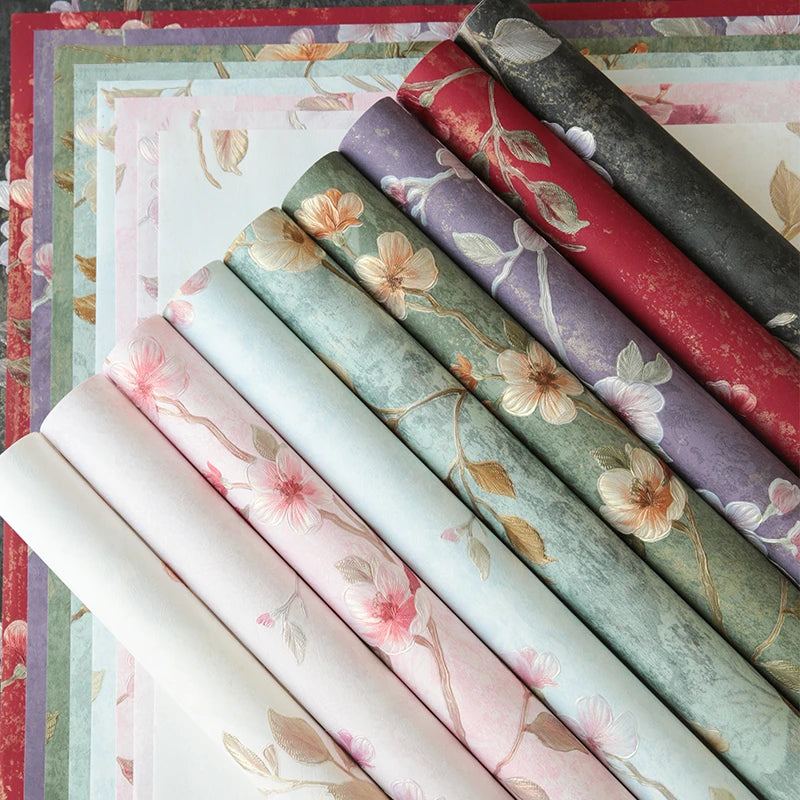Geschenkpapier mit geprägten vergoldeten Blumen