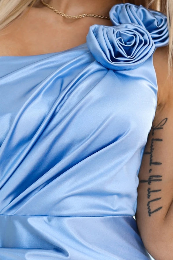 Damen Satin One Shoulder Maxikleid von Numoco hellblau Ausschnitt Quiet Luxury