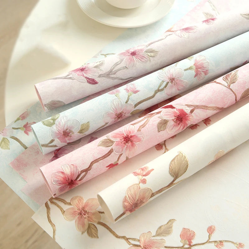 Geschenkpapier mit geprägten vergoldeten Blumen