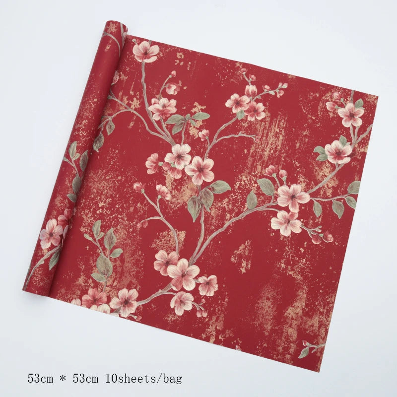 Geschenkpapier mit geprägten vergoldeten Blumen