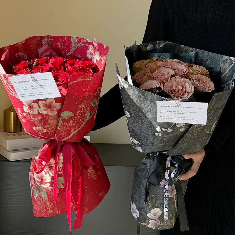 Geschenkpapier mit geprägten vergoldeten Blumen