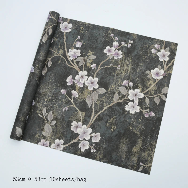 Geschenkpapier mit geprägten vergoldeten Blumen