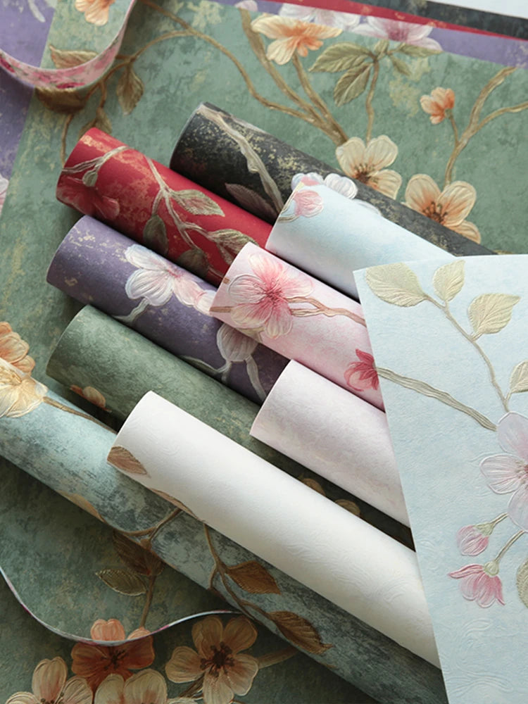 Geschenkpapier mit geprägten vergoldeten Blumen