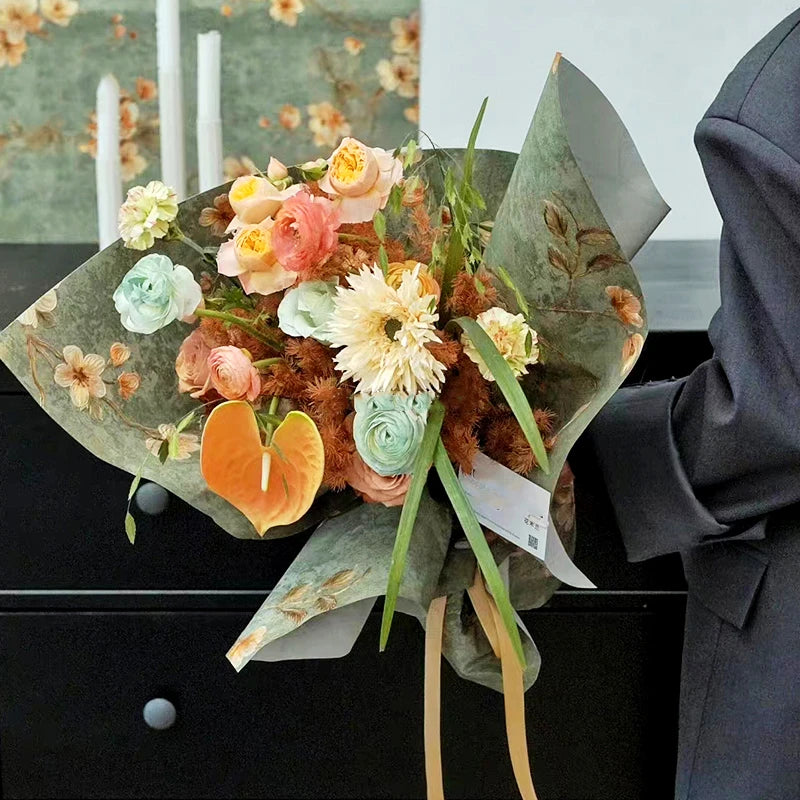 Geschenkpapier mit geprägten vergoldeten Blumen