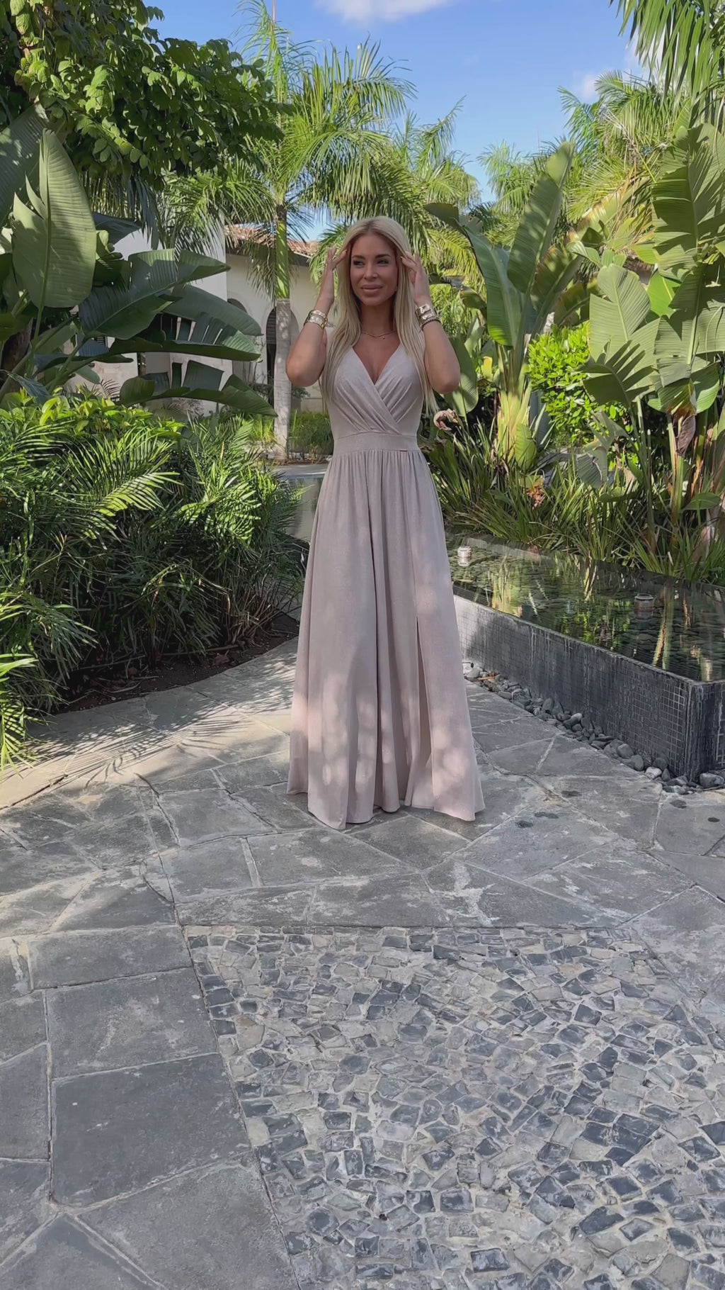 Damen Maxikleid mit tiefem Wickelausschnitt von Numoco grau Model