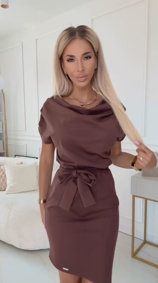Damen Alltagskleid Minikleid mit Wasserfallausschnitt von Numoco braun Model