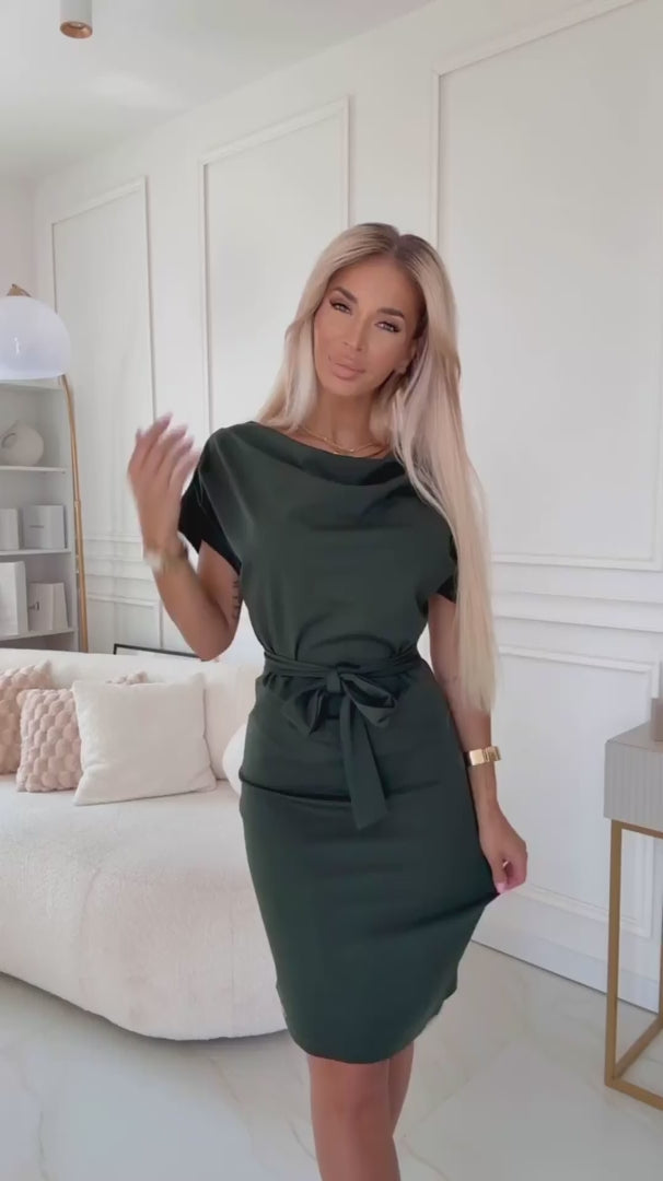 Damen Alltagskleid Minikleid mit Wasserfallausschnitt von Numoco dunkel olivgrün Model