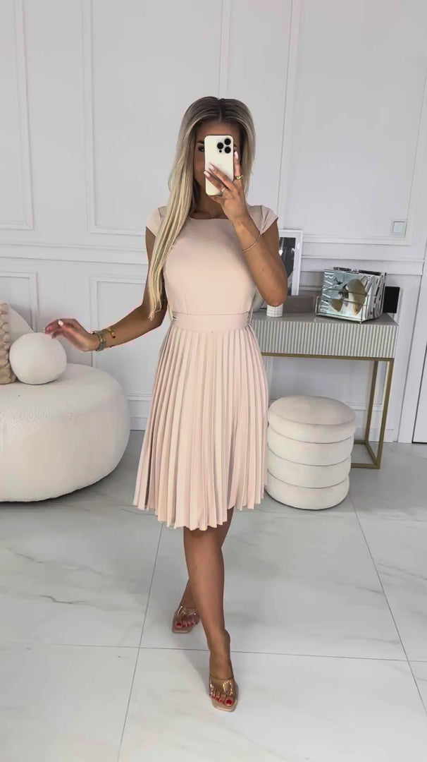 Damen Plisseekleid mit kurzen Ärmeln von Numoco beige Model