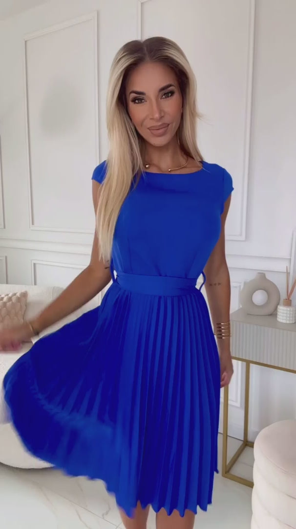 Damen Plisseekleid mit kurzen Ärmeln von Numoco dunkelblau Model
