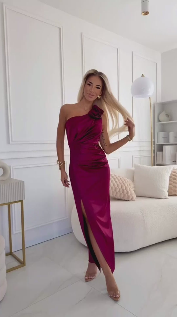 Damen Satin One Shoulder Maxikleid von Numoco weinrot Model