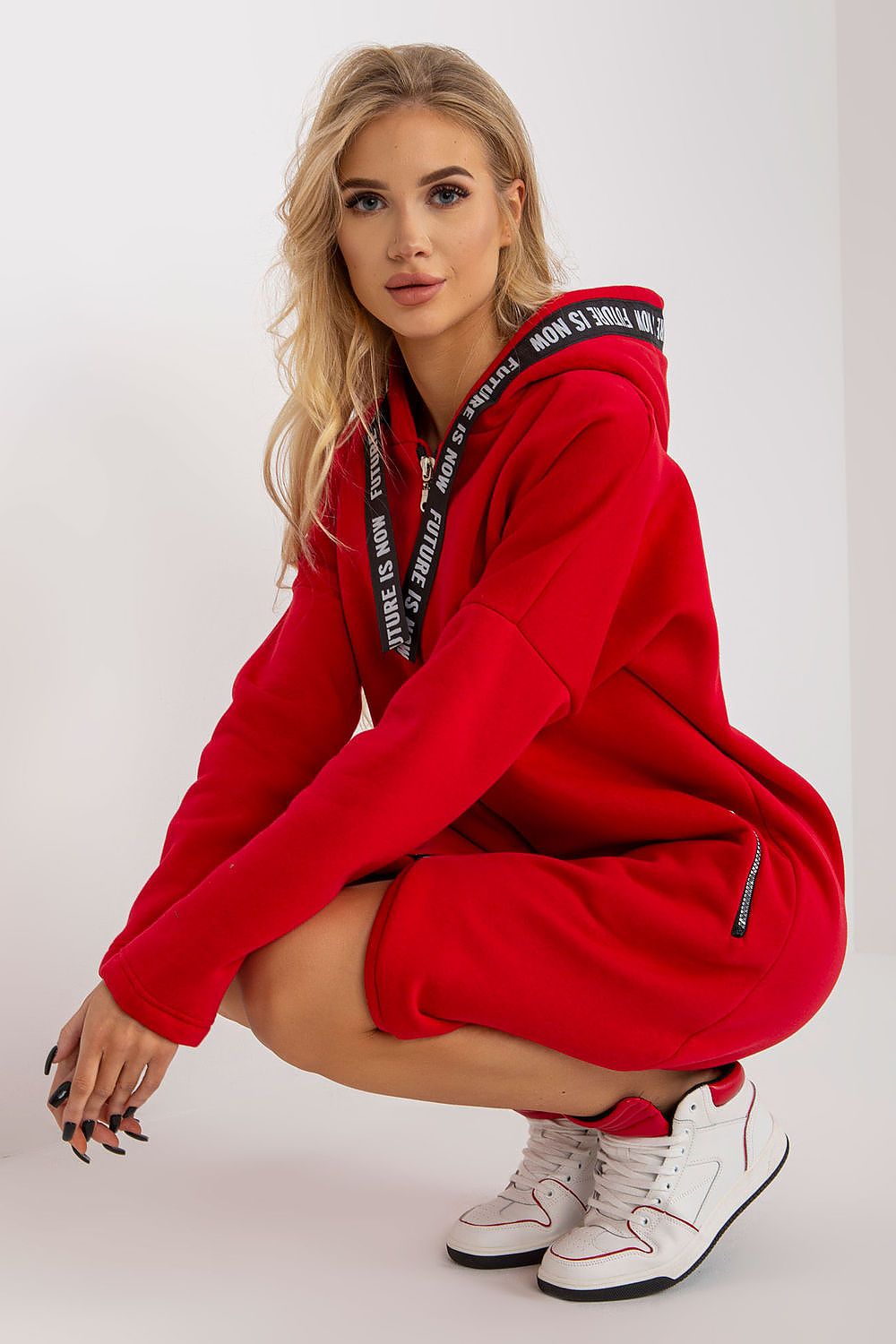 rot Damen Sweater Mantel mit Kapuze von Relevance im sitzen 